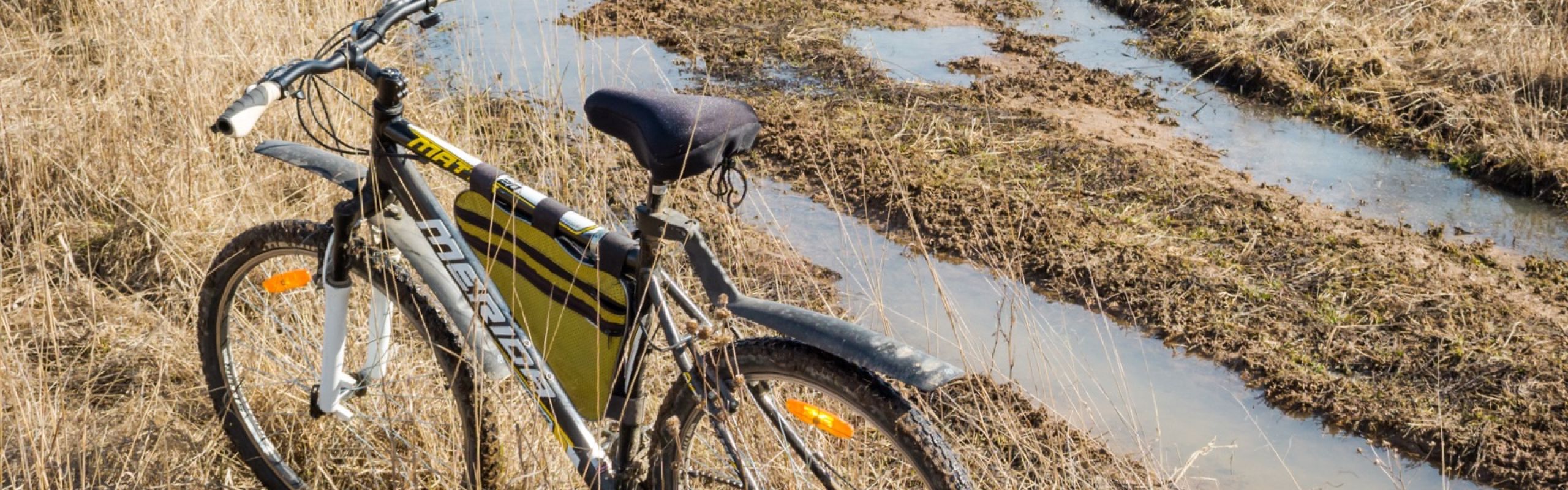 Beginner mountainbike on a wet grassland