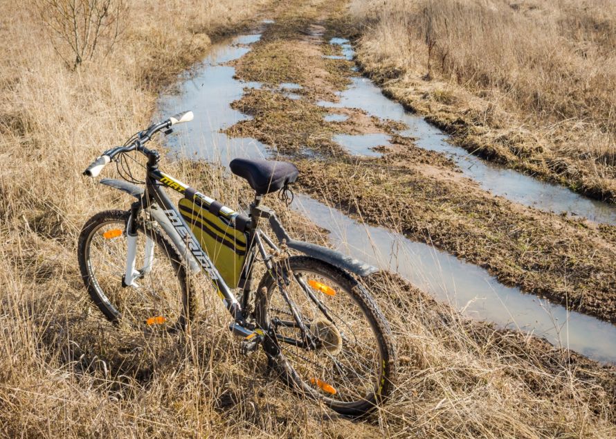 Beginner mountainbike on a wet grassland
